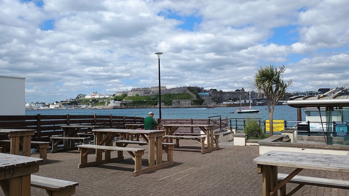 Mount Batten Bar photo 3